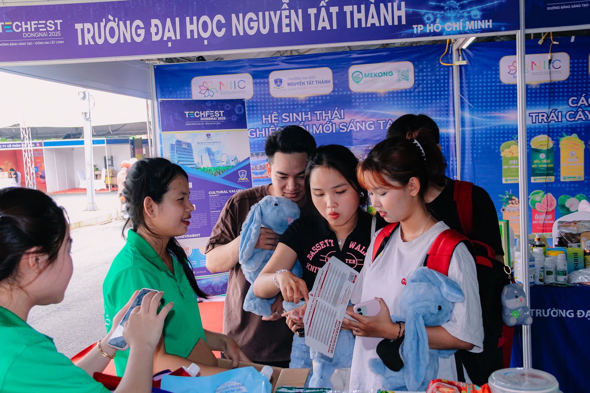 nguoi-tieu-dung-trai-nghiem-san-pham